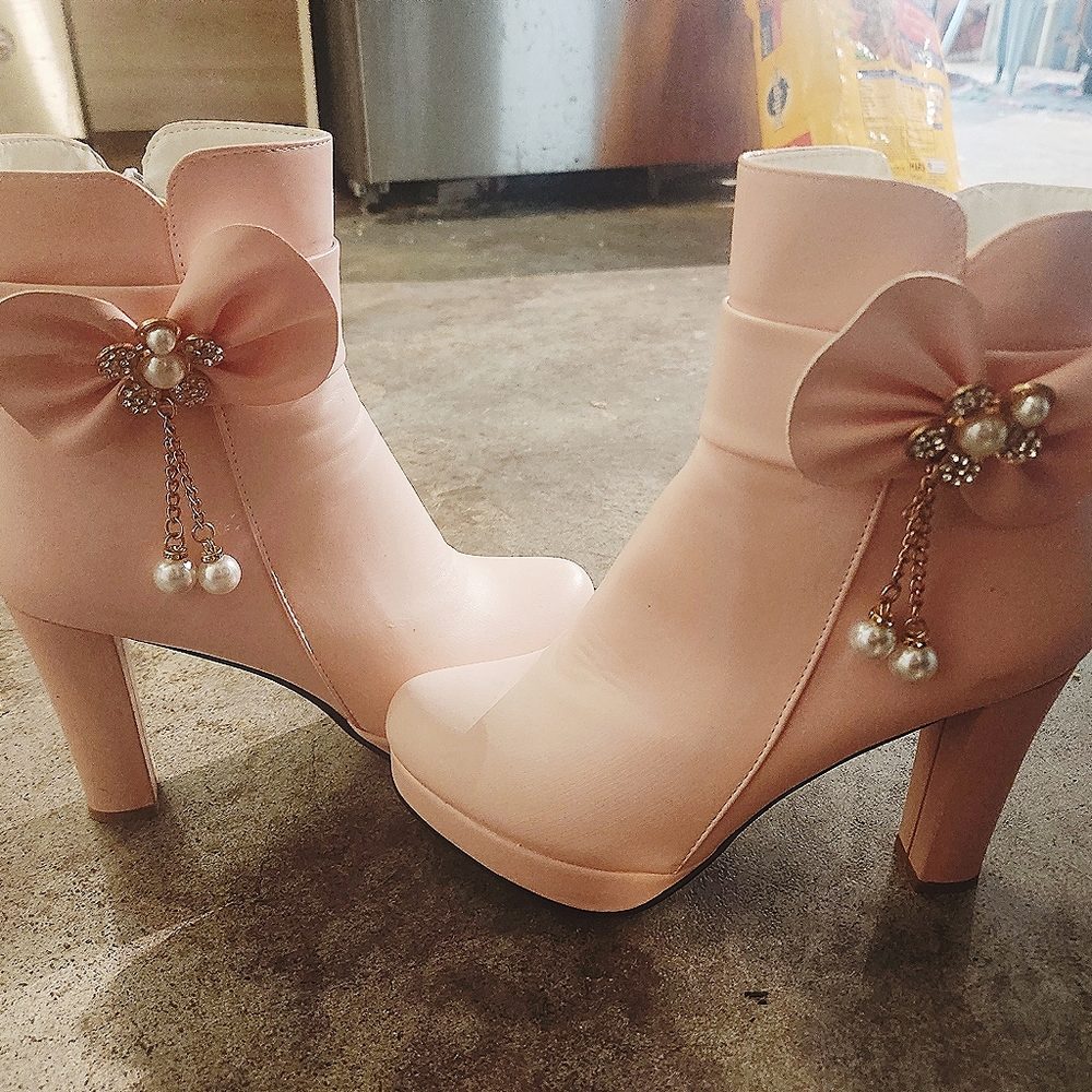 Brand new never worn pink winter fashion boots size 9